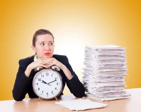 Geschäftsfrau mit Uhr und Papieren — Stockfoto