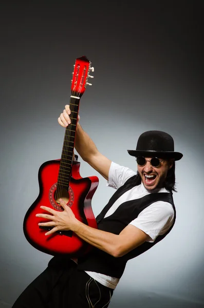 Hombre usando gafas de sol y tocando la guitarra —  Fotos de Stock