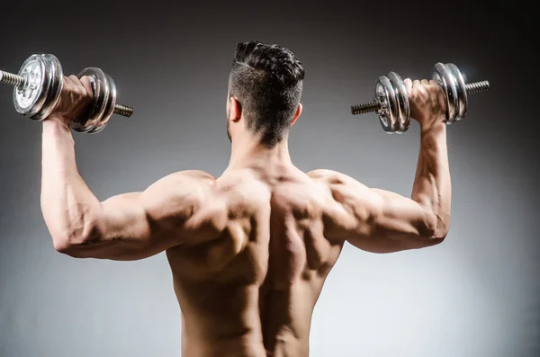 Muskulös man poserar på grå bakgrund — Stockfoto