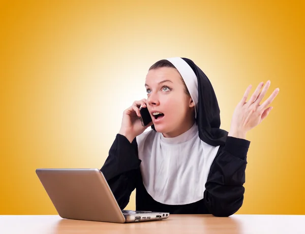 Freira trabalhando no laptop - conceito religioso — Fotografia de Stock