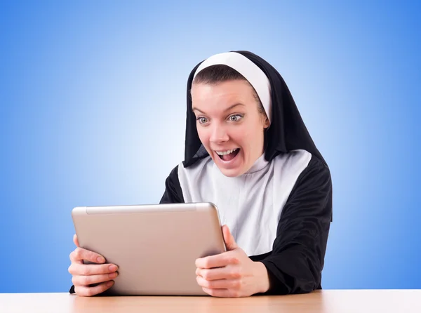 Nun werkt aan laptop - religieus concept — Stockfoto