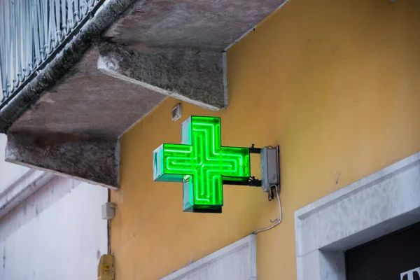 Teken van drogisterij op straat — Stockfoto