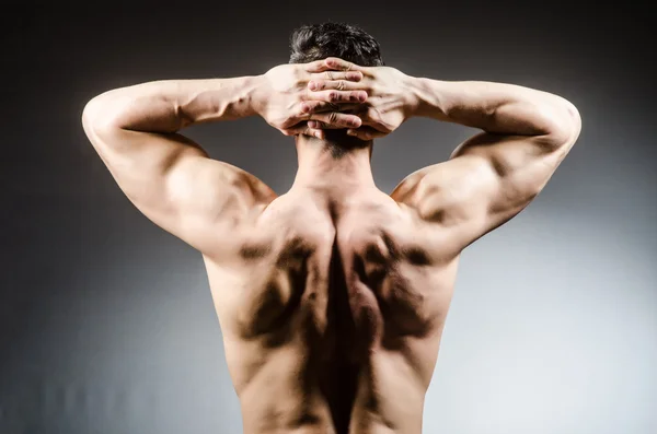 Gespierde man, die zich voordeed op grijze achtergrond — Stockfoto