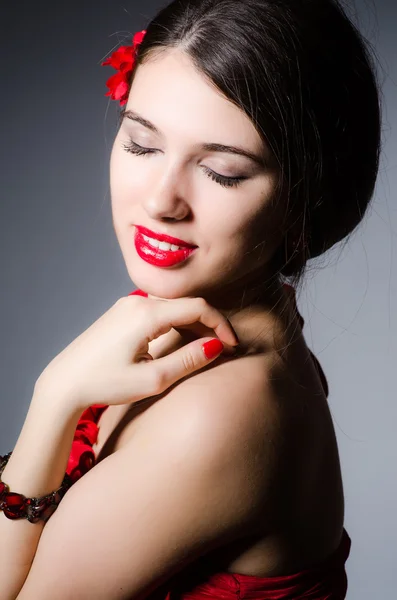 Retrato de mulher contra fundo escuro — Fotografia de Stock