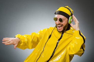 Kulaklık dinleme sarı takım elbise giyen adam