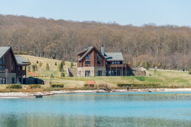 Parlak gün su yakınında modern ev