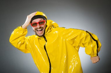 Komik adam giyen sarı takım elbise