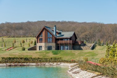 Parlak gün su yakınında modern ev