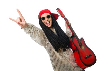 Kadın gitarist beyaz üzerine izole