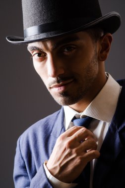 Vintage kavram şapkalı adam