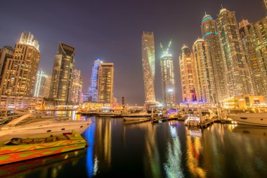Uzun boylu gökdelenler Marina bölgesinde, Dubai, Birleşik Arap Emirlikleri