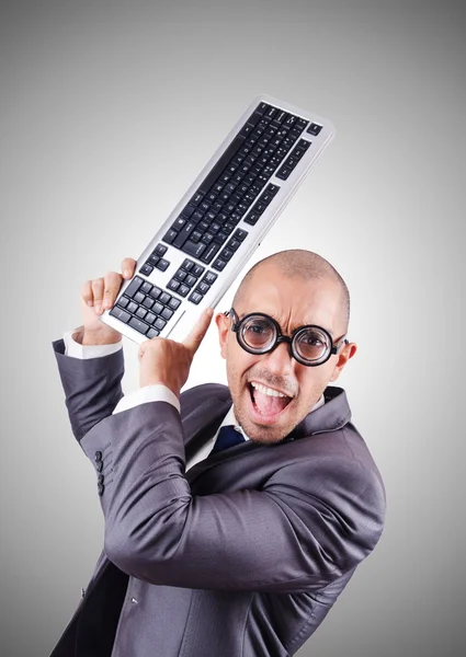 Nerd zakenman met toetsenbord van de computer tegen verloop — Stockfoto