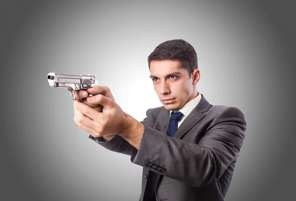 Homme d'affaires avec arme contre le gradient — Photo