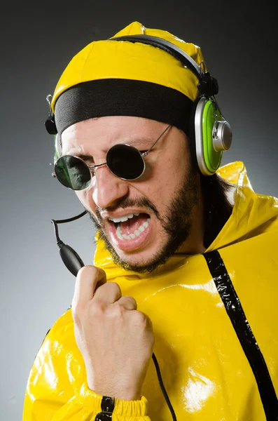 Uomo vestito di giallo ascoltando le cuffie — Foto Stock