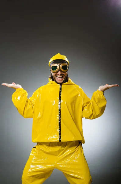 Hombre vestido de traje amarillo —  Fotos de Stock