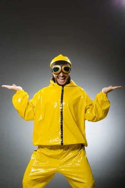 Uomo vestito di giallo — Foto Stock