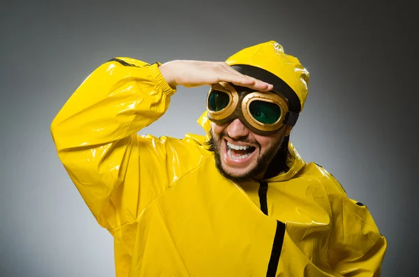 Homem usando terno amarelo — Fotografia de Stock