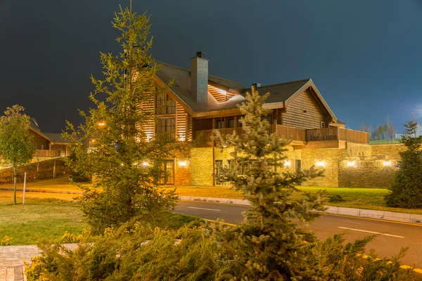 Bonita casa moderna durante las horas de noche — Foto de Stock