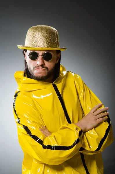 Hombre vestido de traje amarillo —  Fotos de Stock