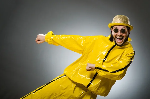 Człowiek sobie komplet żółty — Zdjęcie stockowe