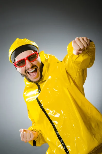 Homem engraçado vestindo terno amarelo — Fotografia de Stock