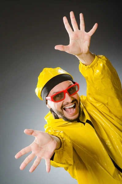 Смешной человек в жёлтом костюме — стоковое фото