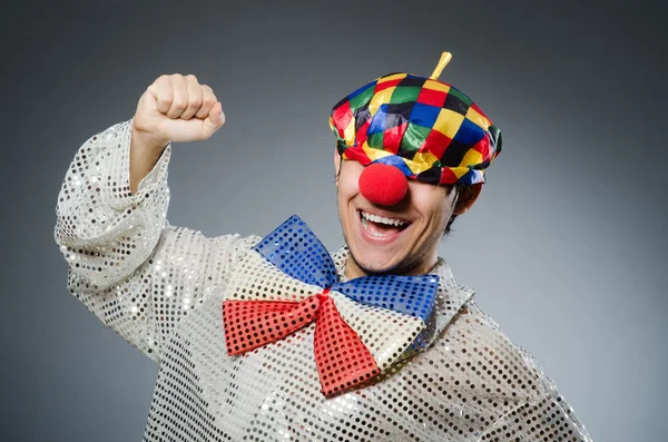 Lustiger Clown vor grauem Hintergrund — Stockfoto