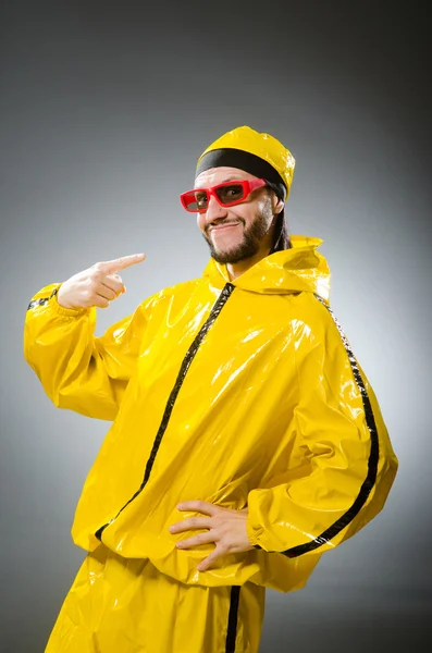 Uomo divertente che indossa abito giallo — Foto Stock