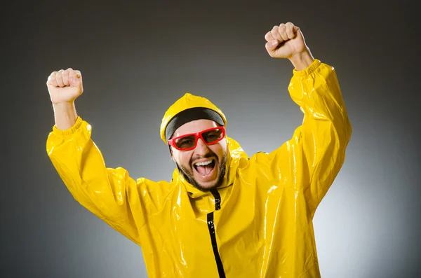 Hombre divertido con traje amarillo — Foto de Stock