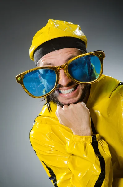 Homem usando terno amarelo — Fotografia de Stock