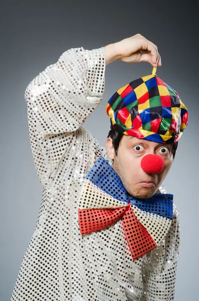 Lustiger Clown vor grauem Hintergrund — Stockfoto