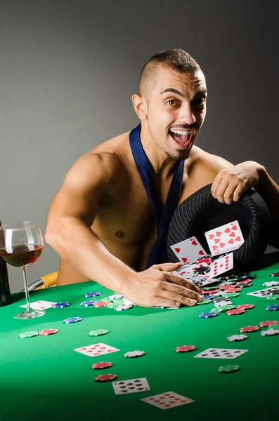 Homem bebendo e jogando no cassino — Fotografia de Stock