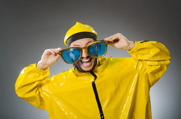 Hombre vestido de traje amarillo —  Fotos de Stock