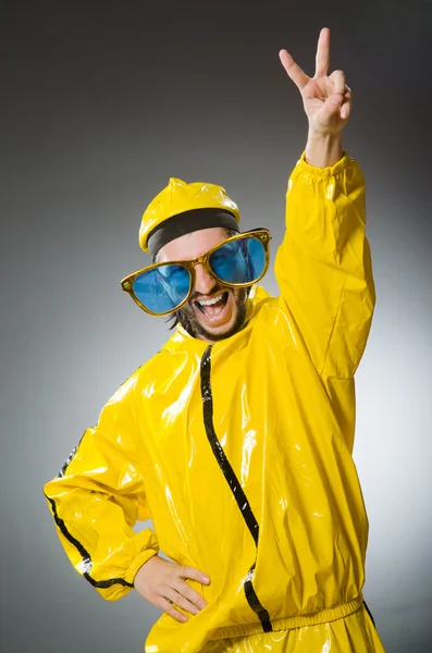 Hombre vestido de traje amarillo en concepto divertido — Foto de Stock