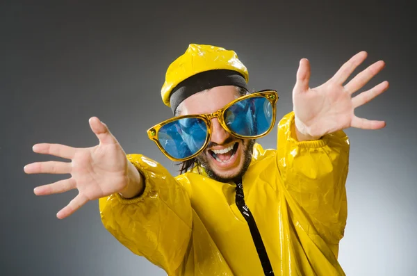 Uomo vestito di giallo in concetto divertente — Foto Stock