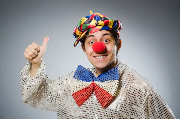 Lustiger Clown vor grauem Hintergrund — Stockfoto