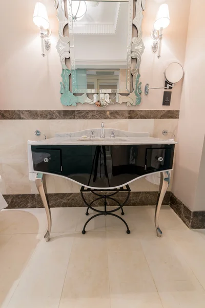 Moderno lavabo elegante in bagno — Foto Stock