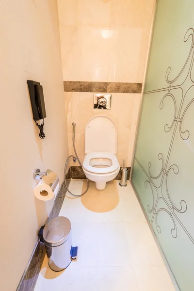 Μοντέρνο εσωτερικό μπάνιο και τουαλέτα — Φωτογραφία Αρχείου