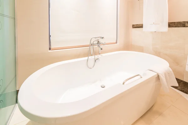 Intérieur salle de bain moderne avec baignoire — Photo