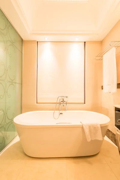 Interior moderno do banheiro com banheira — Fotografia de Stock