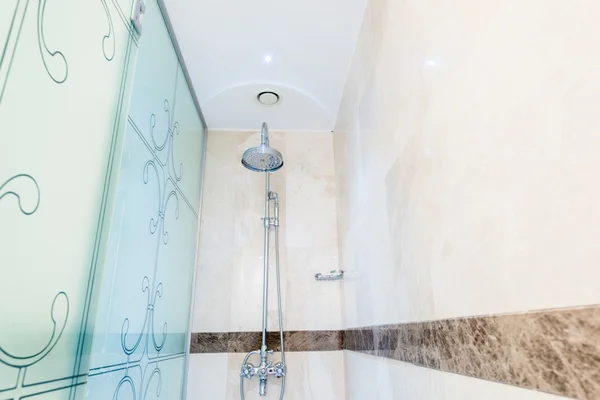 Moderno baño interior con bañera — Foto de Stock