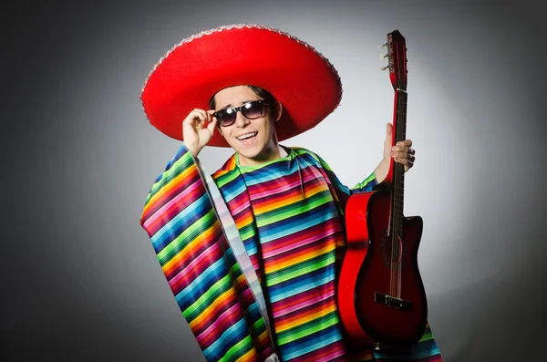 Hombre en sombrero rojo tocando la guitarra —  Fotos de Stock