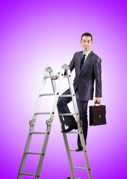 Бизнесмен поднимается по карьерной лестнице против градиента — стоковое фото