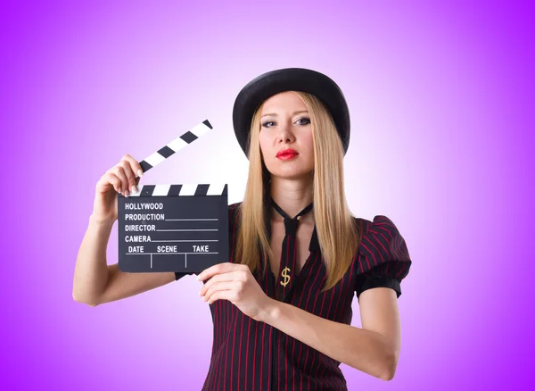 Frau Gangster mit Filmtafel — Stockfoto