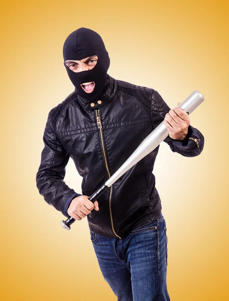 Man in het masker met vleermuis — Stockfoto