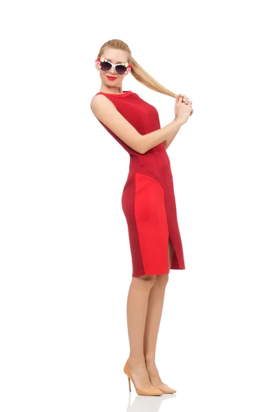 Красивая молодая женщина в красном платье изолированы на белом — стоковое фото