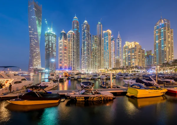 Rascacielos altos en el distrito de Marina, Dubai en los Emiratos Árabes Unidos —  Fotos de Stock