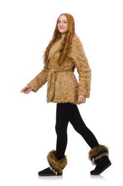 Kürk mantolu kızıl kız, beyaz tenli.