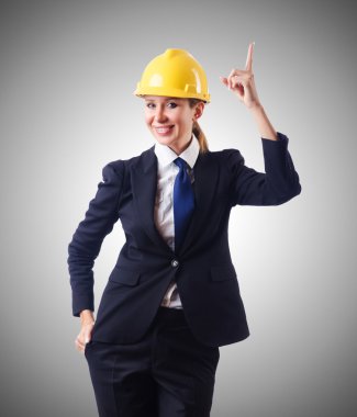 kask ile genç iş kadını