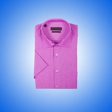 Hoş erkek gömleği, eğime karşı.
